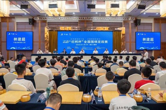 李宇春解锁新刊酷帅的调调 挑战分身叠影眼神冷冽 2020-05-22 5月22日，李宇春成为《DAZED China》新期封面人物大片发布。