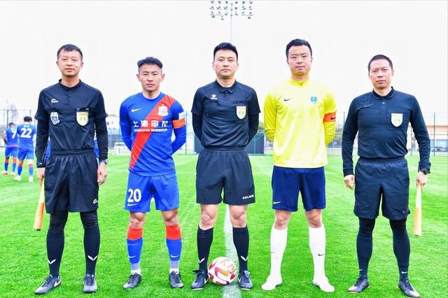 《教授与疯子》揭四大看点 奇人奇事暖心震撼 2019-12-24 高口碑电影《教授与疯子》12月24日暖心上映，一款终极预告和今日上映版海报新鲜曝光，进一步揭开了梅尔·吉布森饰演“教授”莫瑞博士，西恩·潘饰演“疯子”迈纳参与编纂《牛津英语字典》的尘封往事。