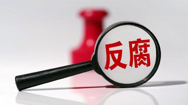 蓝羽：子华哥有一场高光戏，就是回到东日之后面对大家的演讲，让大家一秒好像回到了你的栋笃笑的感觉。