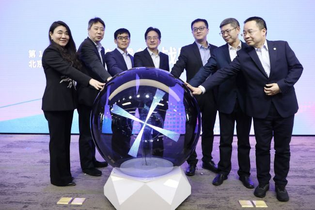 这种现象引发了观众的共鸣：在中国式家庭中，爱常常伴随着期待和牺牲，子女在“要懂事”和“做自己”的夹缝中挣扎，试图找到平衡。
