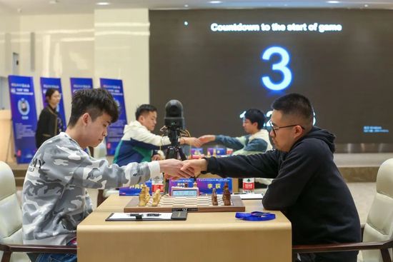 母亲虽听不见，却渴望聆听喻言的歌声，用行动给予支持。