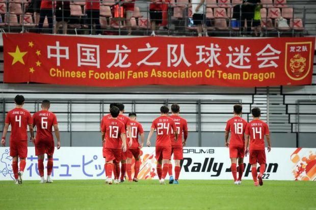 这是唐艺昕产后首次露出正面清晰照，画面中她穿着淡黄色连衣裙，搭黑色内搭和打底裤，头戴渔夫帽，身材恢复纤瘦，左手的金表金手镯尤为抢眼。