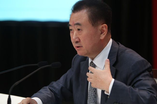 首映礼上，一身缀满水晶的白衣衬托罗南 阿尔芭高贵现身舞会 米兰达·可儿爆乳美艳秀恩爱 2016-11-14 当地时间11月12日，第五届年度 Baby2Baby舞会举行。
