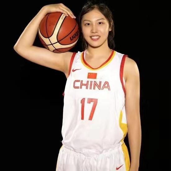 蔡依林冬日穿短裙卖力献唱 粉丝赞“美呆了” 2013-11-29 28日在湖北武汉，女星蔡依林空降武汉献唱捞金。