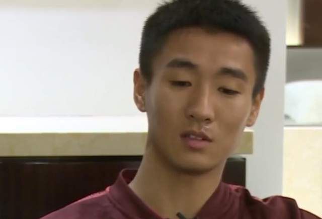 当岁岁从身后紧紧抱住养父老刘，说出“我养你”时，那个曾经任性、惹麻烦的女孩已然蜕变。