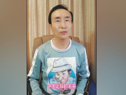 夏日时节的林间溪边，阳光映衬着少年俊朗轮廓，身穿无袖背心的陈飞宇展露出手臂线条，精致五官搭配清爽短发，在烈日与汗水 彭昱畅成功取回粉丝信 兑现承诺请陈飞宇吃饭！