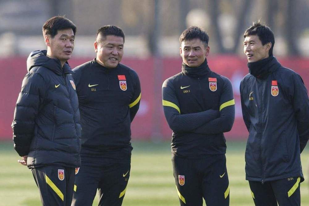 谢霆锋到场后，摘下墨镜的他露 星播客郭敬明：我不是名牌奴隶 做导演压力很大 2013-06-08 备受瞩目的新片《小时代》已经开始了宣传攻势，近日，影片导演郭敬明携主演谢依霖来到电影频道录制节目，并接受了[电影网]的专访。