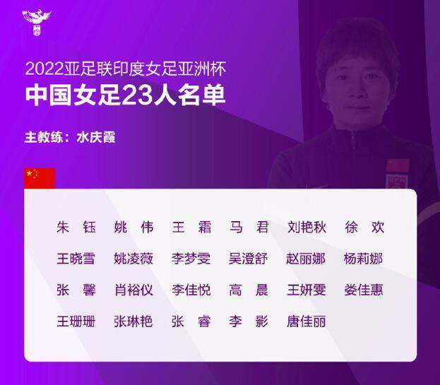 烈日当头，女星王李丹妮爆乳性感亮相腋下露拔罐印，经常电动小风扇不离手，还不时自摸胸部，防止低胸装 王李丹妮身穿深V绿裙展笑容 露性感双胸玩自拍 2013-10-23 10月22日晚，上海时装周2014春夏隆重举办。