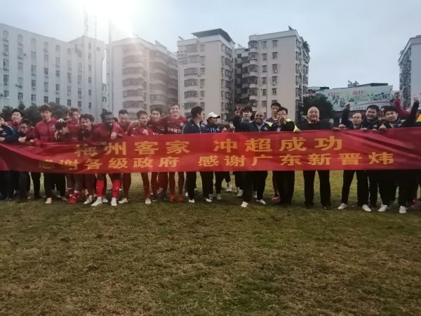 柳岩穿绿色“人鱼裙”现身，背部透视纱的设计显得十分性感。