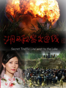 路透照中，断眉身穿蓝白条纹POLO衫搭配休闲白色长裤，Brooke则身穿樱桃碎花吊带套装现身，二人乘坐游艇出海。