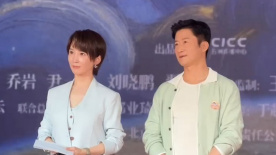WIFI下打开 专稿 由曾海若自编自导，肖央、陈明昊、蒋奇明主演的剧情电影《阳光照耀青春里》于4月4日上映，该片讲述了一位程序员何立为独自开发了一款游戏，但他的所作所为扰乱了公司的融资计划，被公司强行送进了“青春里”精神康复院，在康复院中与一位精神病人林春春相识，两人展开了一场啼笑皆非的故事。